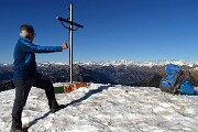 58 Alla nuova croce di vetta di Cima Menna (2300 m) con vista in Alpi Retiche
